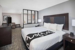 Executive King Room room in La Quinta by Wyndham Atlanta Airport South