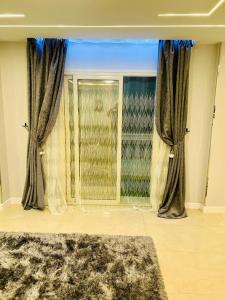 شقة فندقية بالدقى 3 نوم 3 حمام لسة جديدة