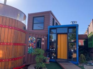 Chalet Contenedor by Las Minas Doors & Bed