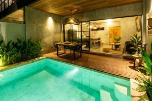 Canggu Private Townhouse with Private Pool, Tropical Industrial Style