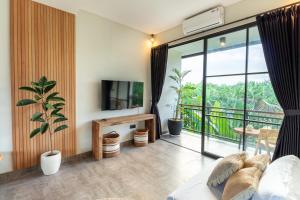 Canggu Private Townhouse with Private Pool, Tropical Industrial Style