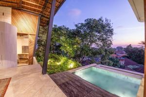 Stunning 2-BR Penthouse with View, 800m to Beach