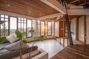 Stunning 2-BR Penthouse with View, 800m to Beach