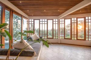 Stunning 2-BR Penthouse with View, 800m to Beach