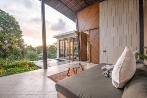 Stunning 2-BR Penthouse with View, 800m to Beach