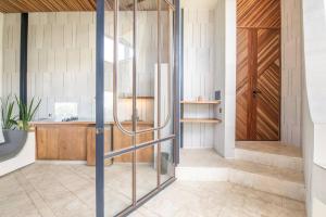 Modern 1-BR Loft with Art Deco Style & Shared Pool