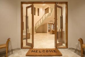 Fale Seminyak - Brand New Modern Luxury 5BR Villa in Seminyak with Private Pool, Gym & Massage Room