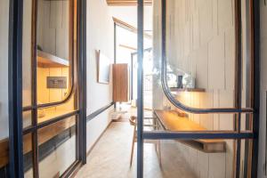 Exquisite 1-BR Loft Art Deco Charm Shared pool