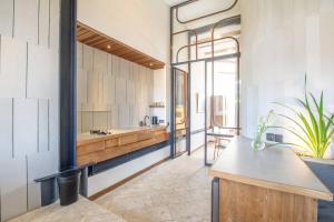 Exquisite 1-BR Loft Art Deco Charm Shared pool