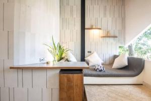 Exquisite 1-BR Loft Art Deco Charm Shared pool