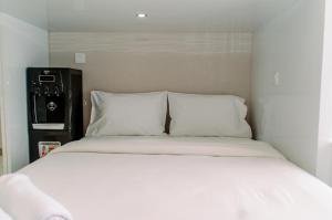 Nice and Comfy Studio at Sky House BSD Apartment By Travelio