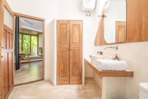 Exquisite 1-BR Villa with Pool, 4 Mins to Echo Bea