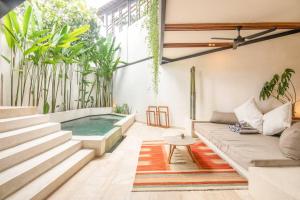 Contemporary 2-BR Art Deco Villa, 800m to the Beac