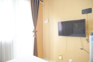 Cozy Stay Studio at Green Pramuka City Apartment By Travelio