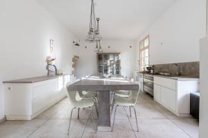 Villas Chateau de Cristin du XVIII, authentique et familial - ROSSIconciergerie : photos des chambres