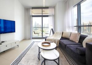 Stylish 2BR in Bellevue Pool, Gym & Burj Views