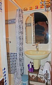 B&B / Chambres d'hotes Chez Martine et Bernard : Chambre Double avec Salle de Bains Privative