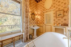 Villas Chateau de Cristin du XVIII, authentique et familial - ROSSIconciergerie : photos des chambres