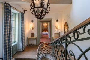 Villas Chateau de Cristin du XVIII, authentique et familial - ROSSIconciergerie : photos des chambres