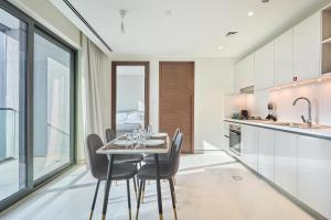 STAY BY LATINEM Luxury 1BR Holiday Home CVG 710 Near Burj Khalifa