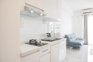 Homey and High Floor 2BR at Sky House BSD Apartment By Travelio