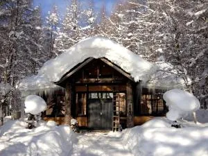 A traditional Japanese house with a sunken fireplace, located near Pippu Ski Resort - Shimokawa