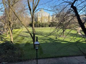 Royal Pavilion Garden Apartment with Parking