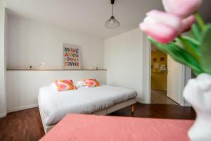 Hotels Logis Hotel le Commerce : Chambre Supérieure Lit Queen-Size