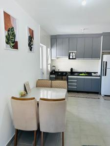 Aconchego da Alê em Porto, Ar condicionado e Piscina, Apartamento inteiro, Cozinha completa, Wifi, 02 Quartos confortáveis, travesseiro nasa , Colchão confortável ideal para férias descanso lazer ou negócios