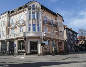 Corner House - Hlevene