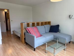 M078 Marquer joli studio château rouge