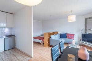 M078 Marquer joli studio château rouge