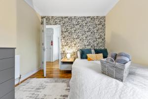 Charming 3BR Near Tube - Walk To Cafes, Lloyd Park - Copeland 3BR Combo