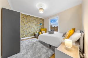 Charming 3BR Near Tube - Walk To Cafes, Lloyd Park - Copeland 3BR Combo