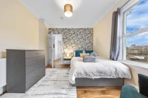 Charming 3BR Near Tube - Walk To Cafes, Lloyd Park - Copeland 3BR Combo