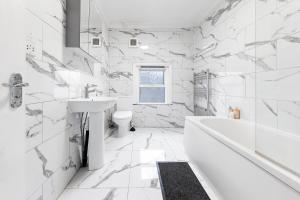 Charming 3BR Near Tube - Walk To Cafes, Lloyd Park - Copeland 3BR Combo