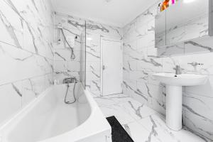 Charming 3BR Near Tube - Walk To Cafes, Lloyd Park - Copeland 3BR Combo