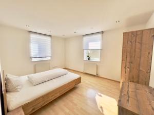 Central 4 Room Apartment MINIMUM STAY 30 DAYs