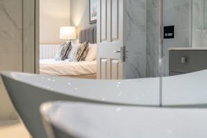 Gillespie Apartments - Golfers Dream