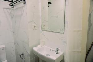 Nice and Modern Studio at 38th Floor Pacific Garden Apartment By Travelio