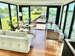 Blue Sky - Homeship met Toplocatie aan het Sneekermeer