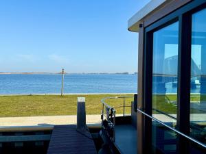 Blue Sky - Homeship met Toplocatie aan het Sneekermeer