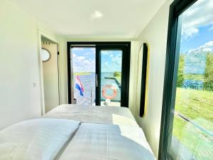 Blue Sky - Homeship met Toplocatie aan het Sneekermeer