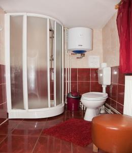 Uni-kom forest lodge