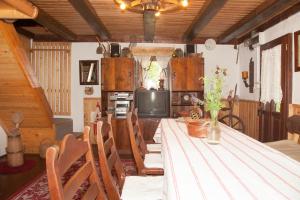 Uni-kom forest lodge