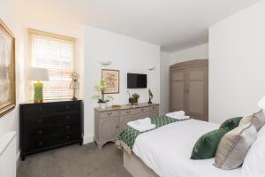 Judges Lodgings Hotel Apartments Gloucester 3 mins to Docks inc parking