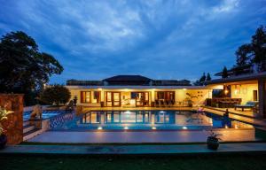 Stunning Hilltop 3BR Villa w Pool and River View