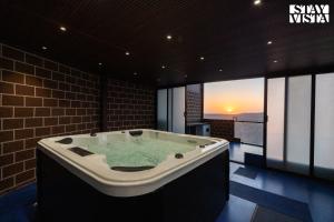 StayVista at Auburn Dusk with BBQ & Pool