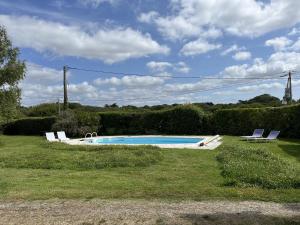 Maisons de vacances Maison pour 8 - Piscine chauffee - 800m de la plage : photos des chambres