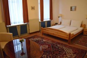 Double Room with Extra Bed room in Pension Walzerstadt